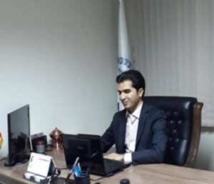 حمید نجاتی، وکیل نابینا، در حال انجام کار در دفتر