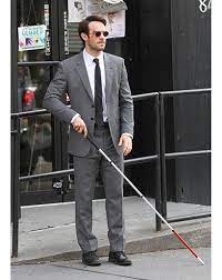 مرد جوان شیک‌پوش نابینا 