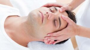 انجام ماساژ سر و صورت برای یک آقای جوان