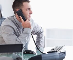 آقای جوانی در حال ارائه مشاوره به صورت تلفنی