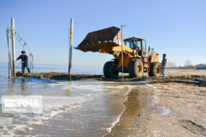 لودر مشغول کار در ساحل