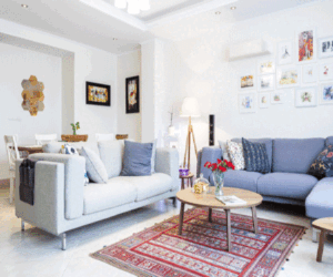 یک اتاق نشیمن مرتب