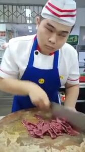 آشپز نابینا در حال خورد کردن گوشت