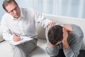 روانشناس و مراجع در جلسه مشاوره ترک اعتیاد