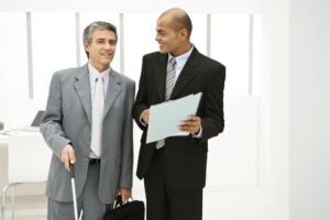 فرد نابینا در کنار همیار در محل کار
