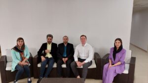 امید هاشمی و امیر سرمدی در کنار ددیران کمپانی سنسورتک در نمایشگاه اینوتکس