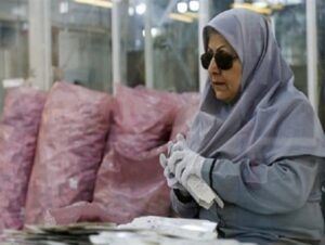 خانم نابینا مشغول انجام کار 