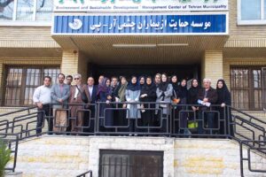 تعدادی از اعضا و دست‌اندرکاران مؤسسه آر‌پی در جلوی ورودی این مؤسسه و زیر تابلوی مؤسسه