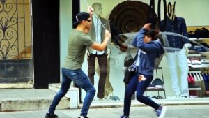 فرد نابینا با عصای سفیدش دیگران را در خیابان کتک می‌زند