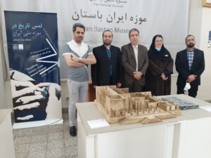 مدیرمسؤول و سردبیر نسل مانا به همراه مسؤولین موزه ملی ایران در کنار مولاژ تخت جمشید