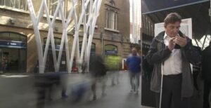 آقای نابینا در حال مسیریابی به کمک اپلیکیشن وی‌مپ