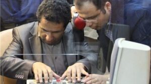 آقای نابینا در حال کار کردن با برجسته‌نگار شرکت پکتوس در پشت باجه بانک