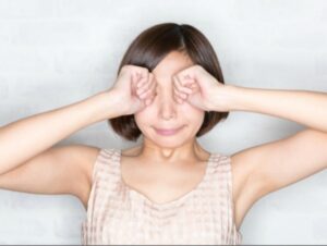 کودکی در حال فشردن چشم‌ها با هر دو دست