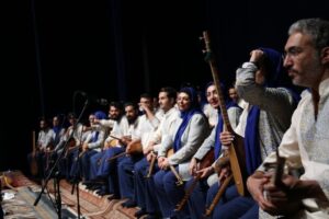 خانم نسیم برنجیان به همراه گروه موسیقی در حال اجرا روی صحنه تالار وحدت