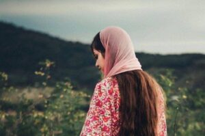تصویر نیمرخ از دختری در طبیعت