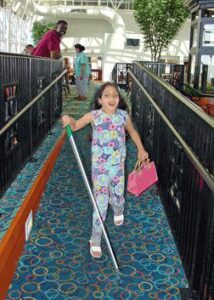 دختر خردسال نابینا با چهره شاداب در شروع آموزش استفاده از عصای سفید