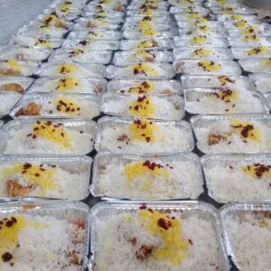 تعداد زیادی ظرف غذای نذری