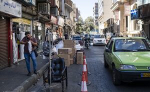 مغازه ها وسایل را در پیاده رو گذاشته اند 