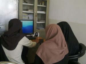 عکسی از پشت سر، از خانمهای حاضر در کلاس آموزشی محموعه روشن‌سرای امید گرفته شده. 