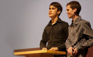 دو فرد نابینا که هدفون در گوش دارند، در حال ارائه مطلب هستند