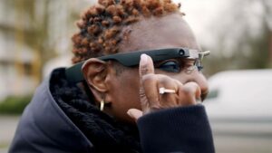 فردی با عینک envision