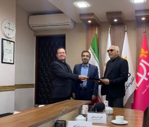 مهندس منصور شادکام، قائم‌مقام انجمن نابینایان ایران مشغول امضای نفاهم‌نامه