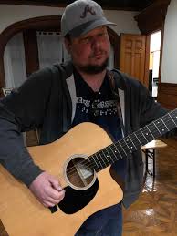 مت کارسون در حال نواختن گیتار