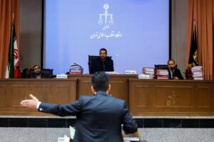 صحبت وکیل در دادگاه مقابل قاضی