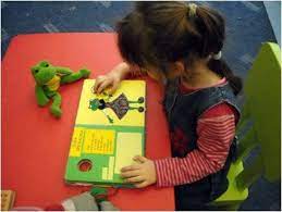 کودک نابینا در حال لمس کتاب داستان حسی لمسی