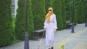 دختر نابینا در حال قدم زدن در پارک