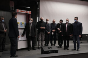 مصؤولین و برخی از حامیان ماهنامه نسل مانا در مراسم رونمایی از نسخه بریل ماهنامه نسل مانا
