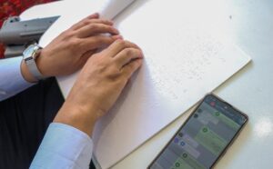 دانش آموز نابینا در کلاس مجازی