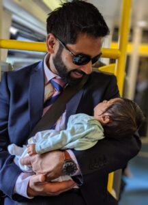 نوزاد در آغوش پدر نابینا