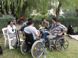 چند فرد معلول حرکتی در فضای سبز