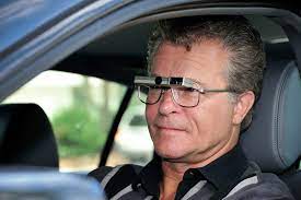 آقایی در حال رانندگی با کمک عینک بیوپتیک