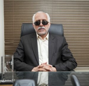 مهندس منصور شادکام در دفتر انجمن نابینایان ایران