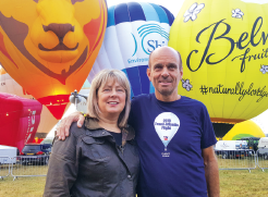 مایک اسکلز و همسرش دبراه دی