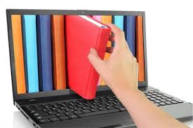 دستی کتابی را از صفحه نمایش لپ تاپ برمی دارد - نماد کتاب الکترونیک