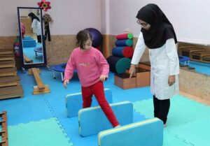 دختر خردسال و کاردرمانگر در اتاق کاردرمانی