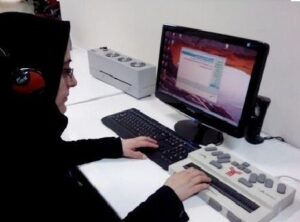 خانم نابینا مشغول کار با کامپیوتر
