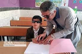 آقای معلم مشغول آموزش دانش آموز پسر با آسیب بینایی