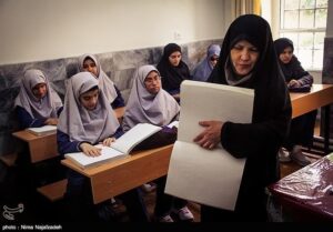 خانم معلم نابینا و دانشآموزان در کلاس درس