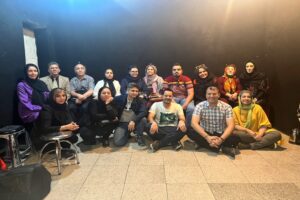 نمایشنامهخوانی گروهی از افراد دارای معلولیت روی صحنه نمایش