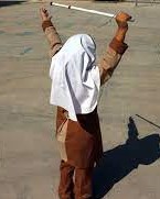 دانش آموز دختر نابینا عصای سفیدش را بالای سرش گرفته