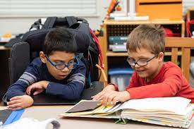 دو کودک با آسیب بینایی در حال انجام تکالیف