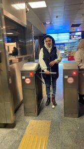 فاطمه جوادیان در حال عبور از گیت