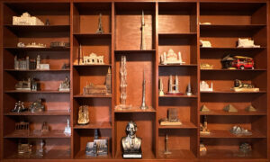 قفسه‌ای چوبی از مجموعه‌های خانم جودی دیکسن