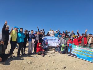 صعود گروه های کوهنوردی نابینایان به قله آبیدر سنندج
