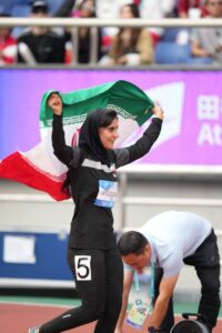 دور افتخار خانم ورزشکار با پرچم ایران