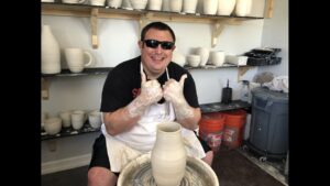 کلوین کراسبی، سفالگر ناشنوا-نابینا